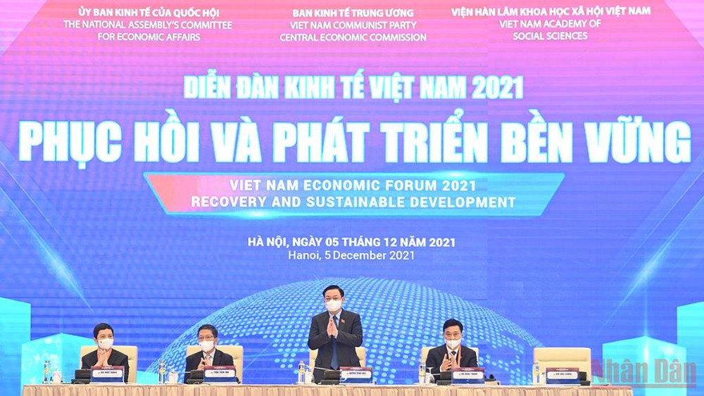 Ảnh: Các đại biểu dự Diễn đàn Kinh tế đóng góp ý kiến thảo luận