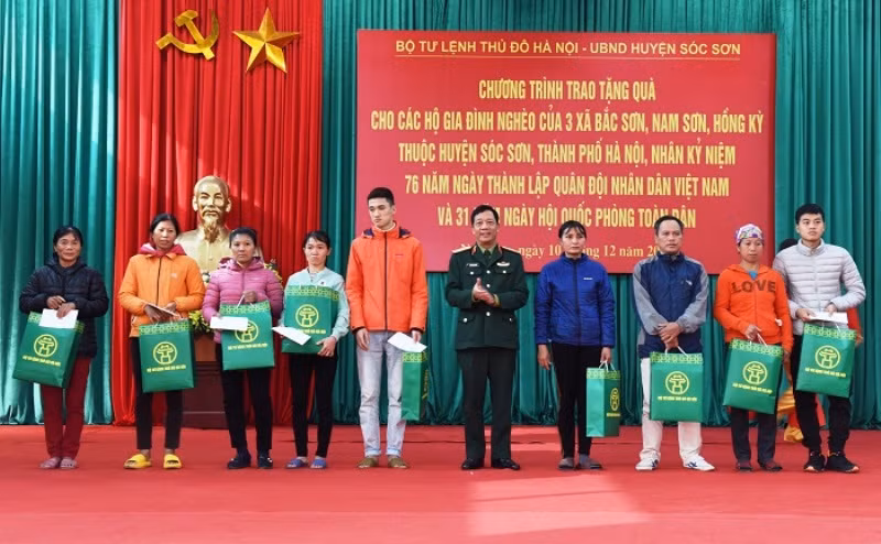 Tặng quà hơn 200 hộ nghèo trên địa bàn huyện Sóc Sơn