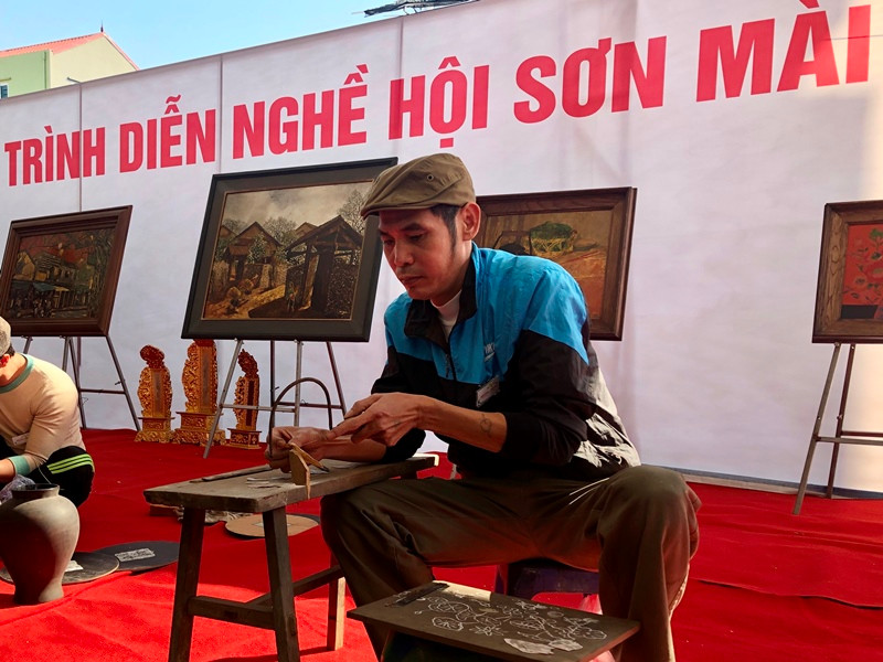 Nghệ nhân huyện Thường Tín trình diễn làm sản phẩm sơn mài.