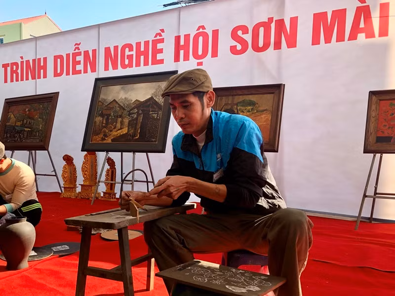 Nghệ nhân huyện Thường Tín trình diễn làm sản phẩm sơn mài.