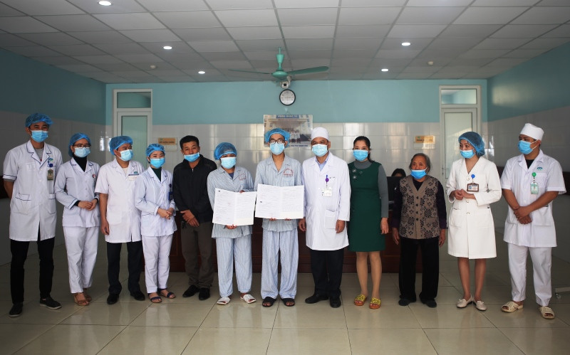 Đại diện lãnh đạo Bệnh viện đa khoa tỉnh Thanh Hóa trao giấy ra viện cho hai bệnh nhân.