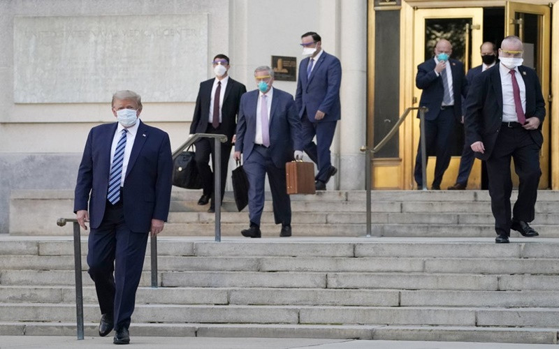 Ông Trump rời Viện Quân y Walter Reed để trở về Nhà Trắng, ngày 6-10 (giờ Việt Nam). (Ảnh: AP)
