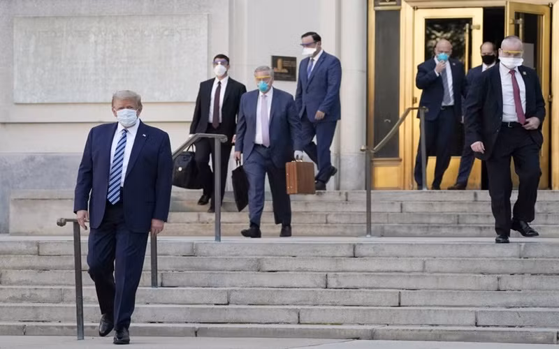 Ông Trump rời Viện Quân y Walter Reed để trở về Nhà Trắng, ngày 6-10 (giờ Việt Nam). (Ảnh: AP)