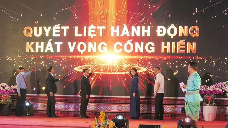 Các đại biểu bấm nút phát động triển khai chủ đề “Xây dựng môi trường văn hóa cơ sở và công tác tổ chức cán bộ”. Khai mạc Liên hoan Diễn xướng dân gian văn hóa các dân tộc khu vực Trường Sơn-Tây Nguyên lần thứ III năm 2022 -0