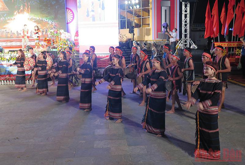 Các nghệ nhân, nghệ sĩ, diễn viên biểu diễn tại Lễ Khai mạc. Khai mạc Liên hoan Diễn xướng dân gian văn hóa các dân tộc khu vực Trường Sơn-Tây Nguyên lần thứ III năm 2022 -0