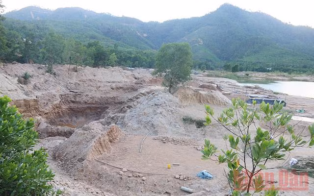 Việc khai thác vàng trái phép tại mỏ vàng Bồng Miêu ảnh hưởng lớn đến môi trường.