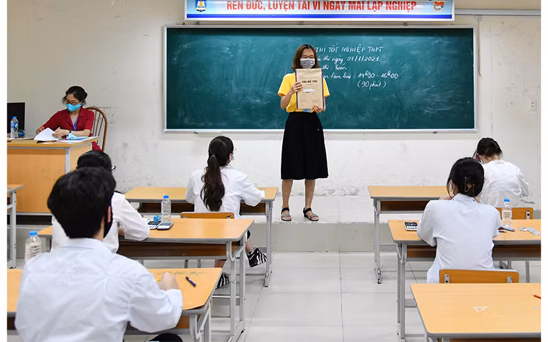 Thí sinh chứng kiến túi đề thi còn nguyên niêm phong tại điểm thi Trường THPT Nguyễn Gia Thiều (thành phố Hà Nội). Ảnh: MỸ HÀ