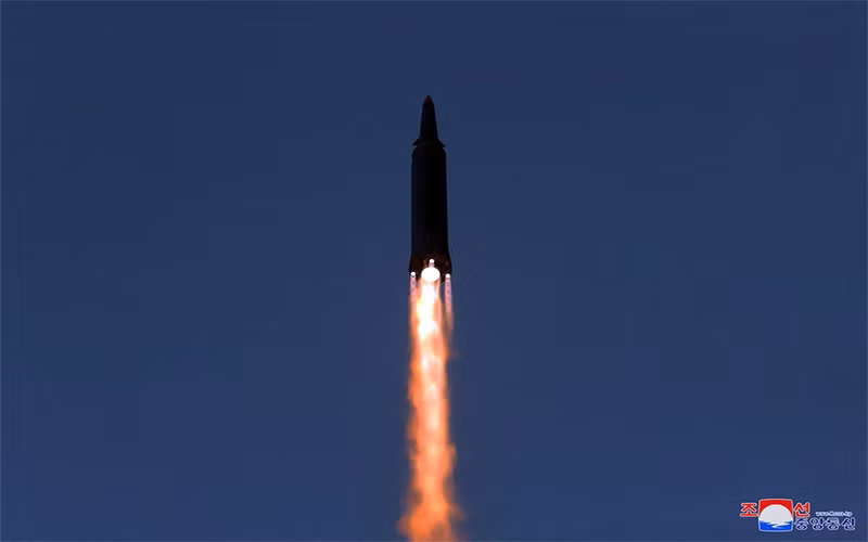 Hình ảnh một vụ phóng tên lửa do KCNA cung cấp.