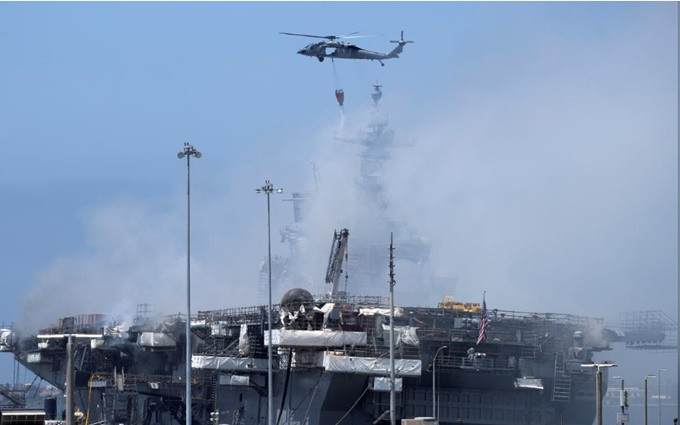 Trực thăng chữa cháy đang phun nước từ trên cao. (Ảnh: Reuters)