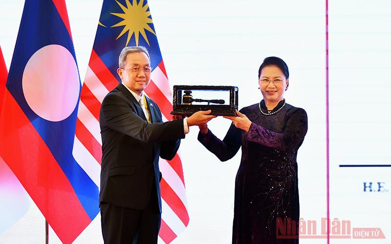 Chủ tịch Quốc hội Nguyễn Thị Kim Ngân, Chủ tịch AIPA 41 thực hiện nghi thức chuyển giao chức Chủ tịch AIPA cho Brunei Darussalam. Ảnh: DUY LINH