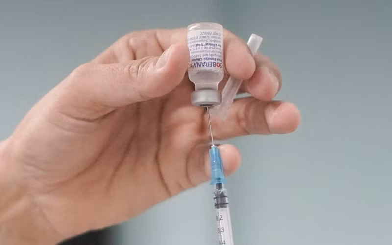 Y tá chuẩn bị mũi tiêm vaccine ngừa Covid-19 của Soberana trong cuộc thử nghiệm lâm sàng tại một bệnh viện ở Havana, Cuba, ngày 29/6. (Ảnh: Reuters) 
