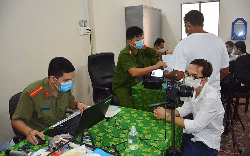 Công an huyện Châu Thành thực hiện cấp thẻ CCCD cho người dân.