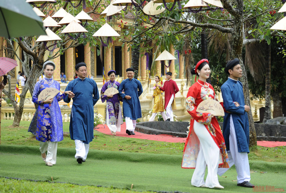 Khung cảnh thơ mộng tại Làng Văn hóa – Du lịch các dân tộc Việt Nam làm tôn lên vẻ đẹp của tà áo dài truyền thống Huế. Dầm mưa xem trình diễn áo dài truyền thống xứ Huế -0