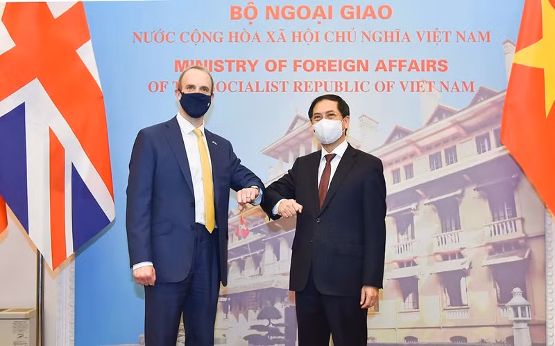 Bộ trưởng Ngoại giao Bùi Thanh Sơn và Bộ trưởng thứ nhất, Bộ trưởng Ngoại giao và Phát triển Anh Dominic Raab. (Ảnh: Báo Thế giới và Việt Nam)