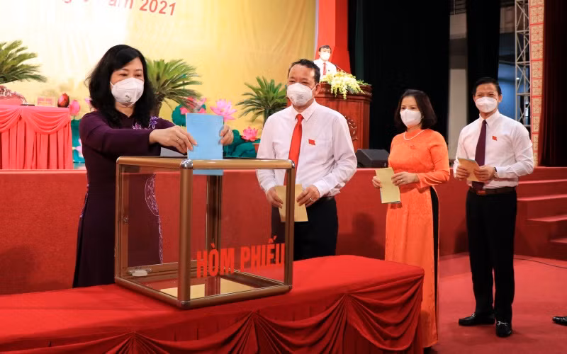 Bí thư Tỉnh ủy Bắc Ninh Đào Hồng Lan và các đại biểu bầu các chức danh HĐND và UBND tỉnh Bắc Ninh. 