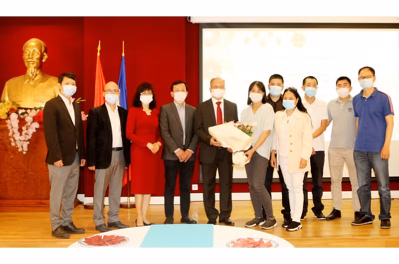 Đại sứ Đinh Toàn Thắng tặng hoa chúc mừng Ngày Báo chí cách mạng Việt Nam.