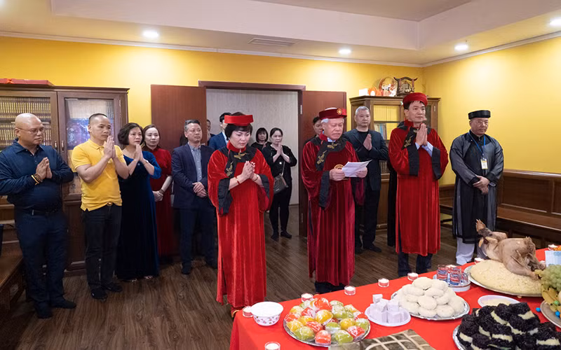 Lễ dâng hương Giỗ Tổ tại gian thờ Vua Hùng, trong Niệm phật đường ở Moskva. (Ảnh: THANH THỂ) 
