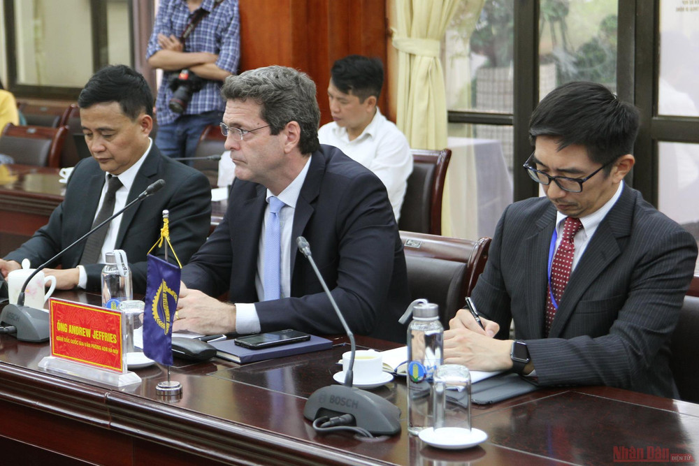 Ông Andrew Jeffries cùng các đại diện ADB tại Việt Nam. ADB viện trợ 2,5 triệu USD khắc phục hậu quả thiên tai tại miền trung -0