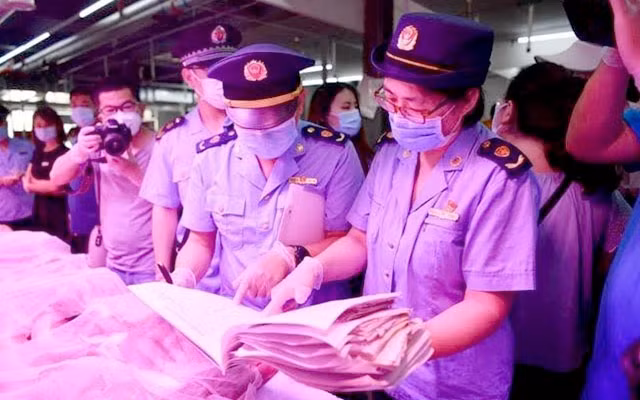 Nhân viên công vụ kiểm tra tại chợ Ngọc Tuyền đông. (Nguồn: Chinanews)