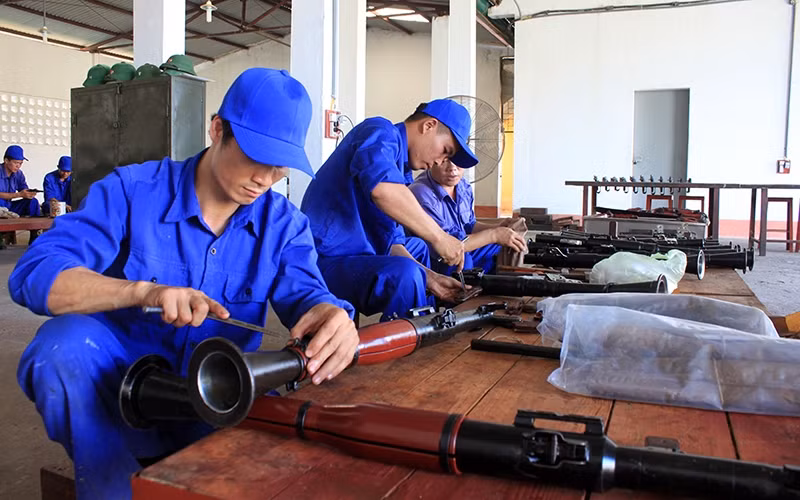 Chiến sĩ Kho K79 - Cục Kỹ thuật Quân khu 2 sửa chữa, bảo quản súng.
