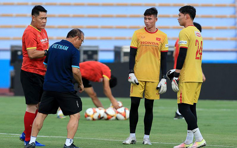 Thầy trò HLV Park Hang-seo tập luyện trên sân Việt Trì chuẩn bị cho SEA Games 31. (Ảnh VFF)