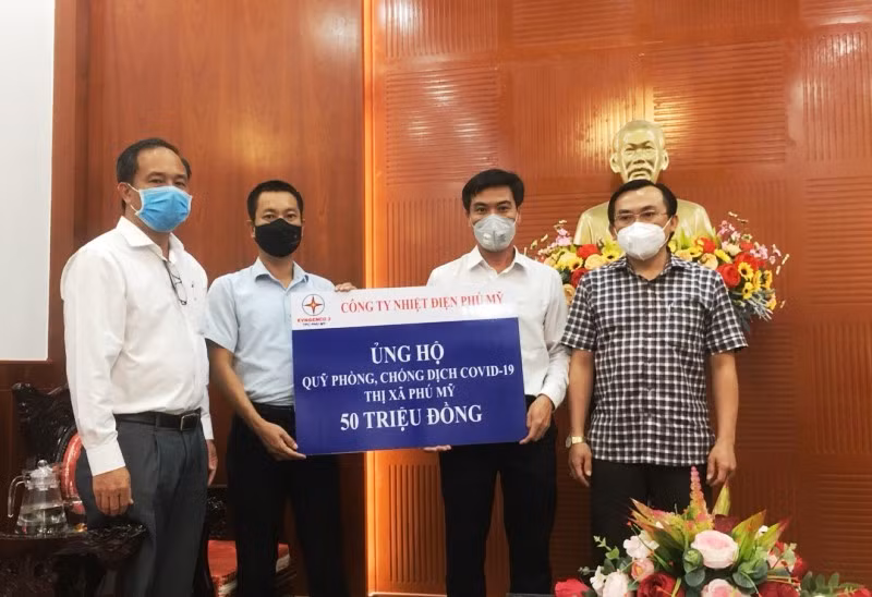 Công ty trao ủng hộ cho Quỹ phòng, chống dịch thị xã Phú Mỹ.