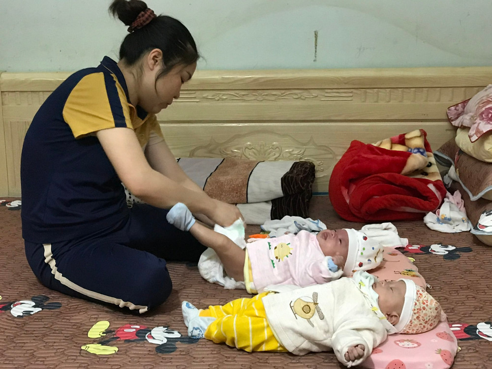 Hạnh phúc lớn với chị Miền khi sinh ra hai bé gái khỏe mạnh. Hành trình 14 năm