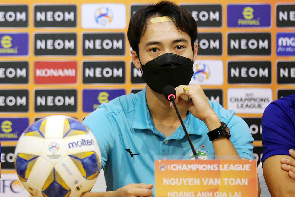 Tiền đạo Văn Toàn phát biểu tại buổi họp báo. (Ảnh: VFF) Hoàng Anh Gia Lai đặt ra 3 mục tiêu trong trận cuối gặp Sydney FC -0