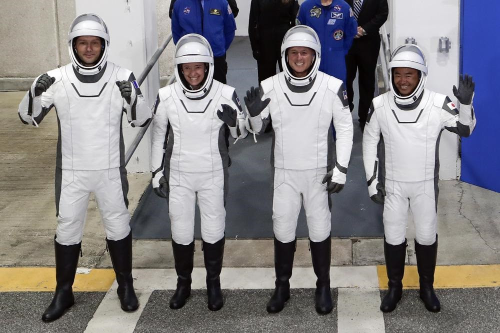 Bốn phi hành gia thuộc phi hành đoàn 2 trên tàu của SpaceX. Ảnh: AP. Tàu tên lửa của SpaceX phóng bốn phi hành gia lên trạm vũ trụ -0