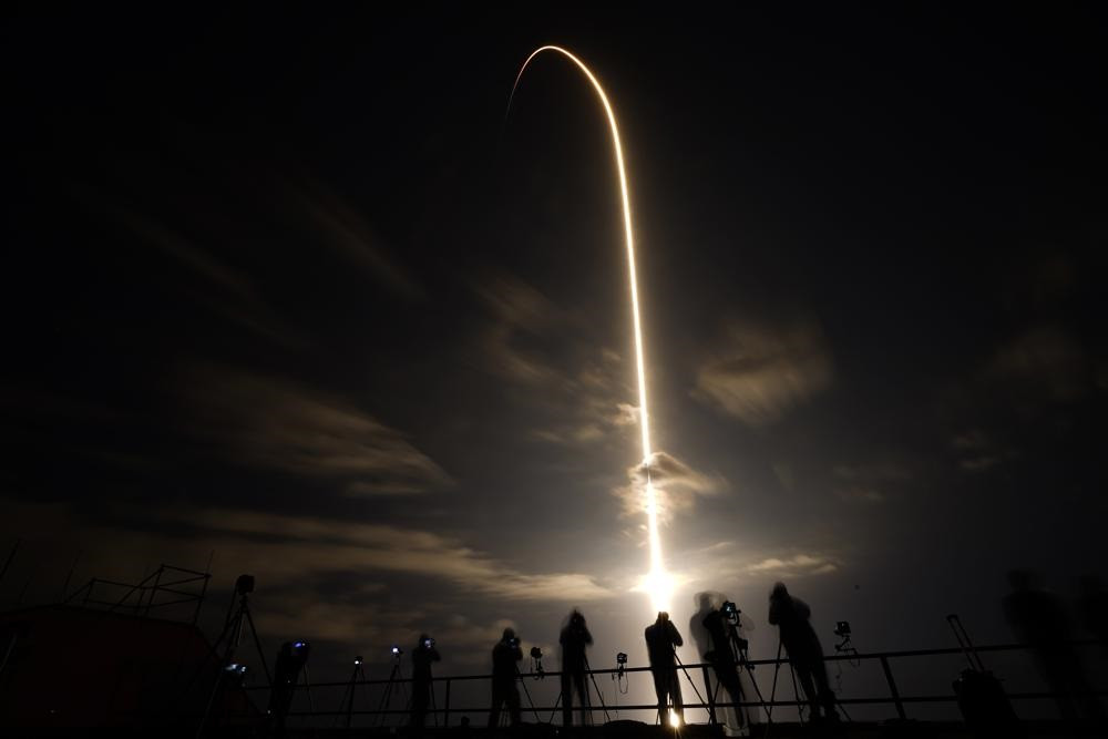 Người dân đứng quan sát vụ phóng tàu chở phi hành đoàn của SpaceX. Ảnh: AP. Tàu tên lửa của SpaceX phóng bốn phi hành gia lên trạm vũ trụ -0