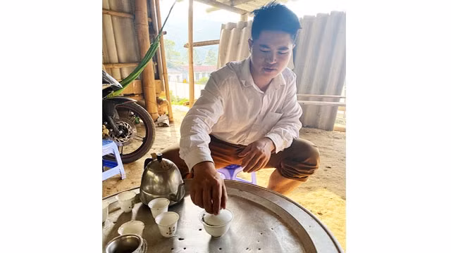 Anh Vàng Xuân Ngan pha thử hồng trà của xưởng.