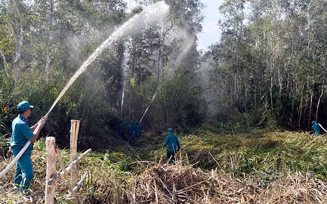 Lực lượng chức năng Vườn quốc gia U Minh Hạ (Cà Mau) phối hợp cảnh sát phòng cháy, chữa cháy diễn tập phương án chữa cháy rừng.Ảnh: QUỐC KHẢI