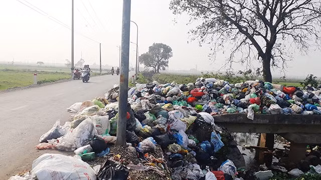 Rác thải ùn ứ ở xã Ninh Sở, huyện Thường Tín.