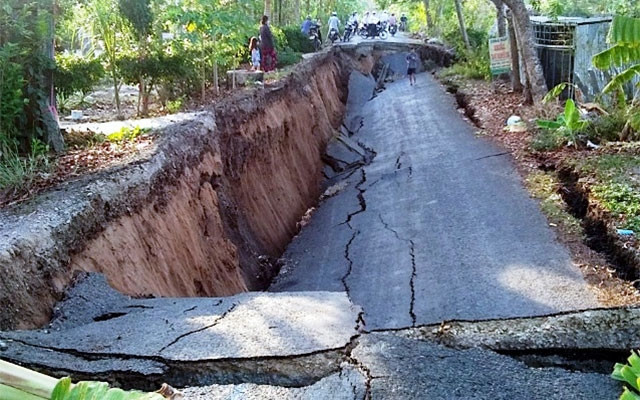 Một góc vụ sụt lún vào sáng 22-5 trên tuyến Co Xáng-Cơi Năm-Đá Bạc.