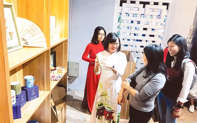 Giới thiệu sản phẩm lưu niệm tại Văn Miếu - Quốc Tử Giám. Ảnh: LINH TÂM