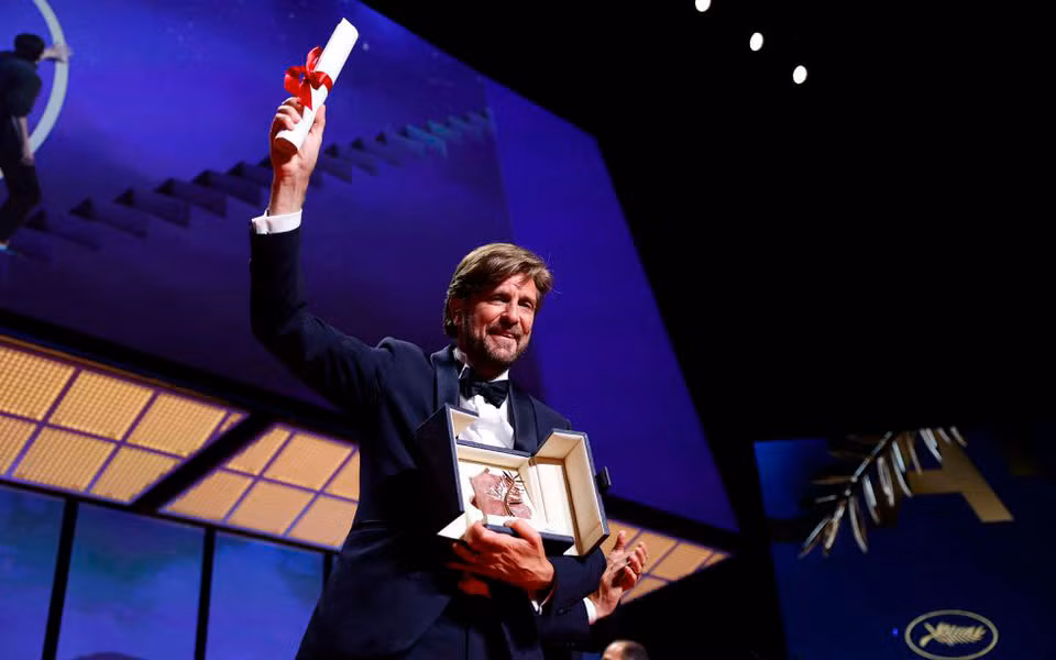 Đạo diễn Ruben Östlund và giải Cành cọ vàng thứ hai của mình. (Ảnh: Reuters)