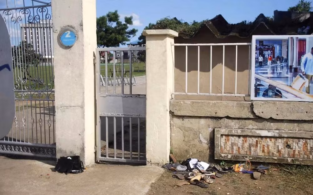 Bên ngoài nhà thờ nơi xảy ra vụ giẫm đạp ngày 28/5. (Ảnh: AP)