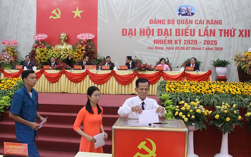 Các đại biểu bầu Ban chấp hành Đảng bộ quận Cái Răng nhiệm kỳ 2020 - 2025.