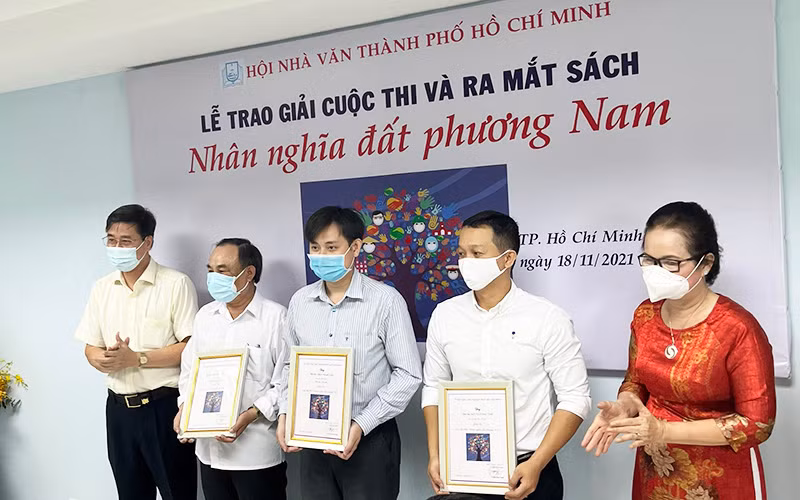 Trao giải cuộc thi thơ “Nhân nghĩa đất phương nam” -0