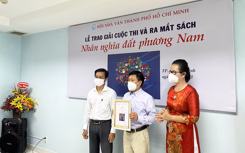 Trao giải Nhất cuộc thi cho tác giả Tự Hàn.