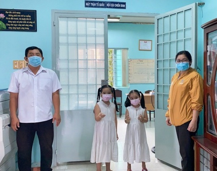 Hai bé Võ Diễm Sang (5 tuổi) và Võ Triệu Sang (4 tuổi) trao tiền ủng hộ Quỹ vaccine phòng Covid-19 từ tiền tiết kiệm nuôi heo đất. anh 4.jpg -0