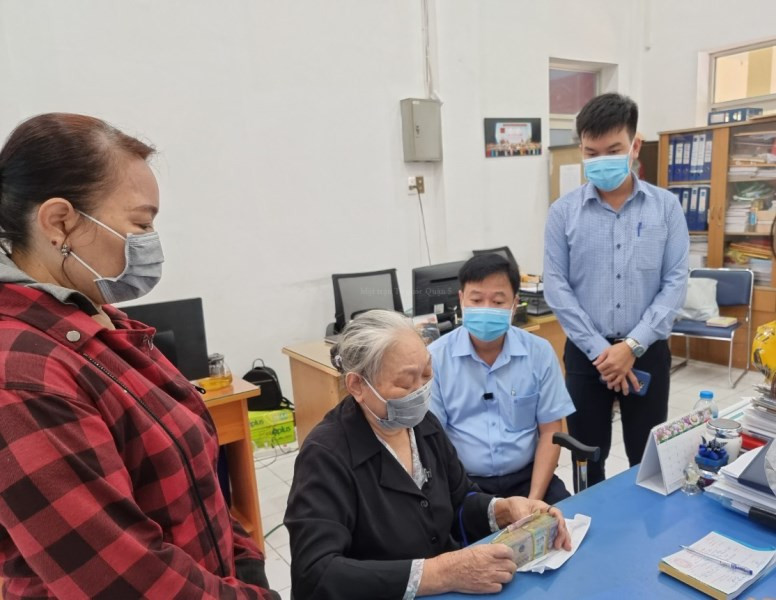 Cụ Nguyễn Thị Thảo ủng hộ tiền vào Quỹ vaccine phòng Covid-19. anh 2.jpg -0