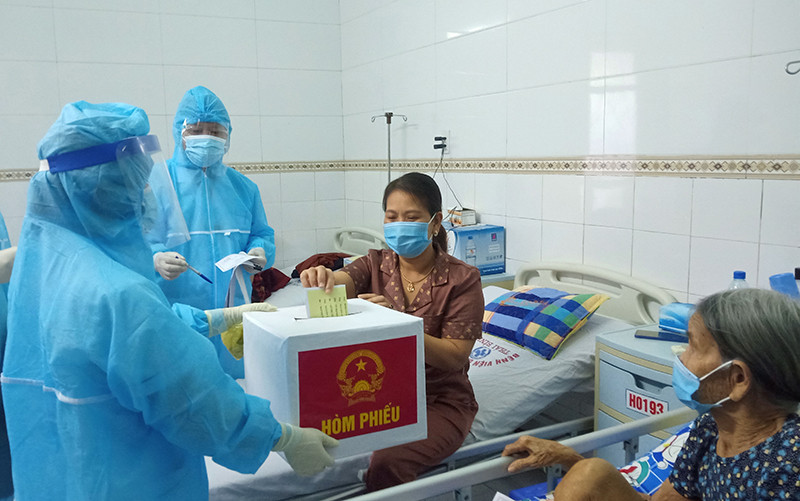 Các thành viên Tổ bầu cử thuộc bệnh viện đa khoa tỉnh Thái Bình mang hòm phiếu di động đến các khu vực cách ly, phong tỏa để cử tri thực hiện quyền và nghĩa vụ công dân của mình. Cử tri cả nước nô nức đi bầu cử, thực hiện quyền công dân thiêng liêng -0