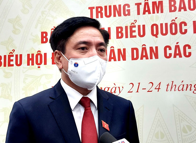 Tổng Thư ký Quốc hội, Chánh Văn phòng Hội đồng Bầu cử Quốc gia Bùi Văn Cường trao đổi với phóng viên trưa 23-5, tại Trung tâm Báo chí, Tòa nhà Quốc hội.