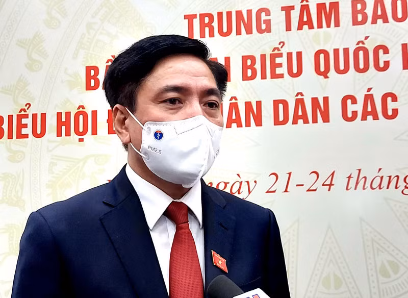 Tổng Thư ký Quốc hội, Chánh Văn phòng Hội đồng Bầu cử Quốc gia Bùi Văn Cường trao đổi với phóng viên trưa 23-5, tại Trung tâm Báo chí, Tòa nhà Quốc hội.