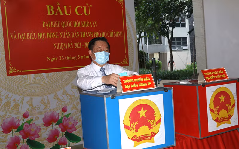 Đồng chí Nguyễn Trọng Nghĩa, Bí thư T.Ư Đảng, Trưởng Ban Tuyên giáo T.Ư thực hiện việc bỏ phiếu tại tổ bầu cử số 11, quận Tân Bình.