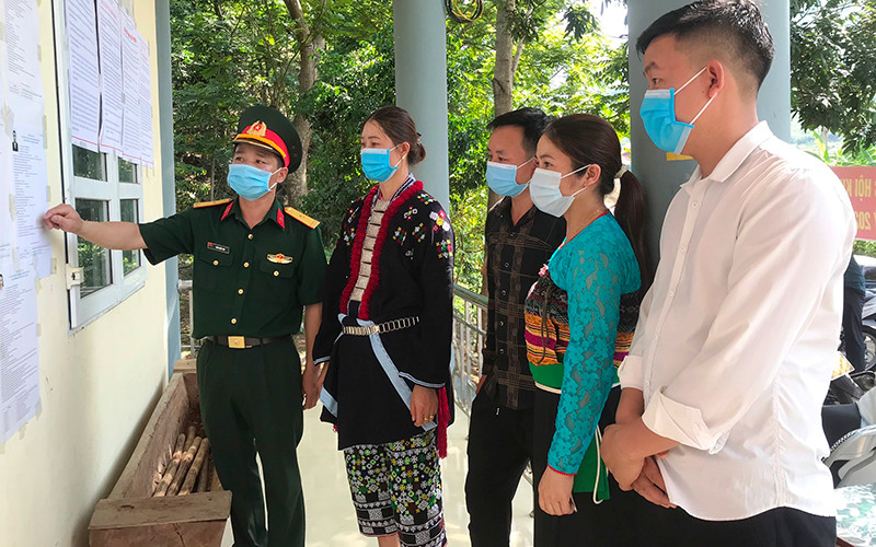 Cử tri huyện Mường Lát tìm hiểu tiểu sử các ứng cử viên đại biểu Quốc hội, đại biểu HĐND các cấp. Cử tri cả nước nô nức đi bầu cử, thực hiện quyền công dân thiêng liêng -0