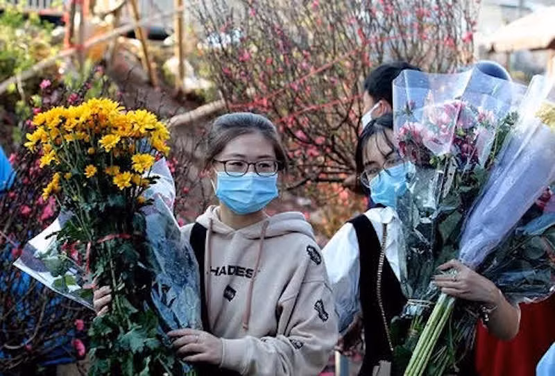 Cơ bản kiểm soát được dịch bệnh, người dân Thủ đô yên tâm sắm Tết -0