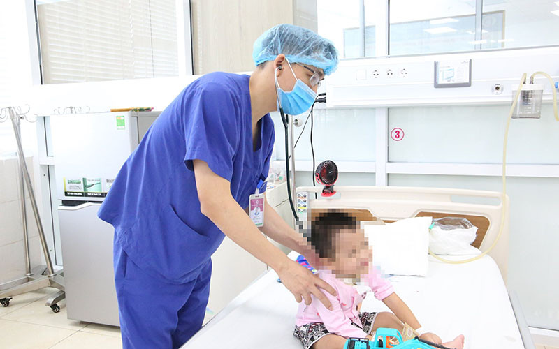 Sau hai tháng điều trị, bệnh nhi đã bình phục. Cứu sống bệnh nhi nguy kịch do biến chứng tay chân miệng nặng -0
