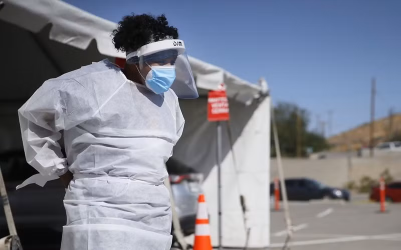Nhân viên y tế tại một khu xét nghiệm Covid-19 trong hạt El Paso, bang Texas. (Ảnh: AP)